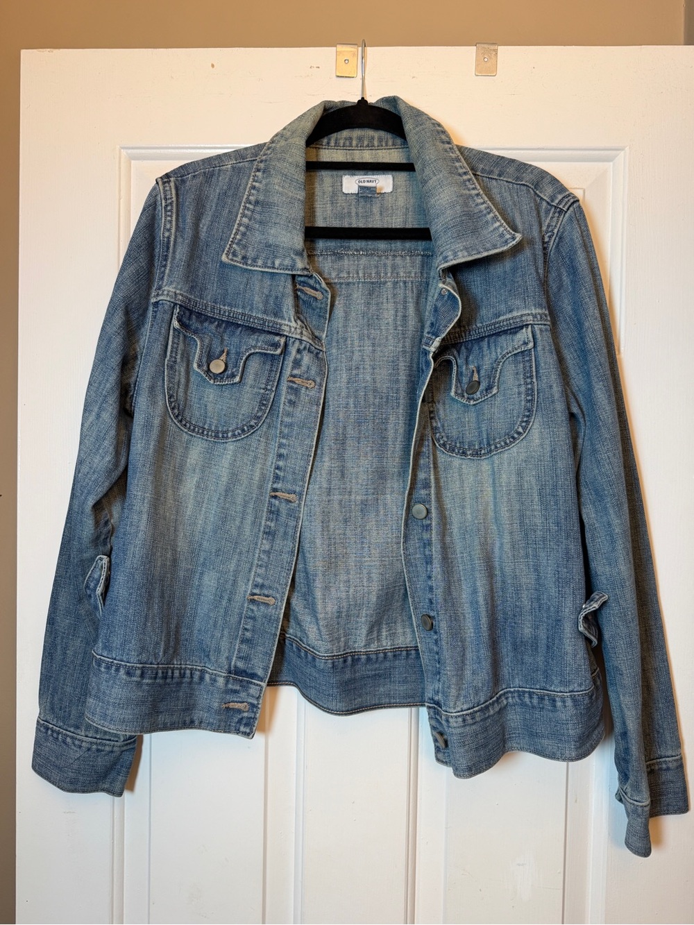 Tag says XL. More like a L
Old Navy Jean jacket